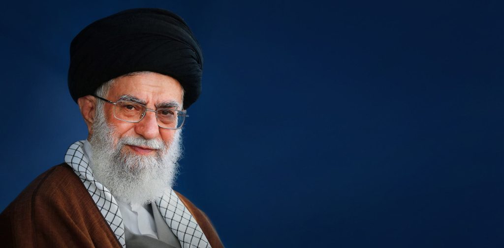 تصویر رهبر انقلاب ایت الله خامنه ایی در بک گراند آبی رنگ